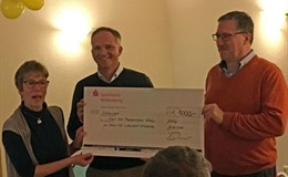 Der Rotary-Präsident elect 2017/78 Thomas Popp übergibt den Spendenscheck